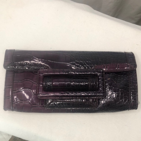 SQUARED BY SONDRA ROBERTS purple faux patent leather croc clutch. Detach straps. - Picture 11 of 12